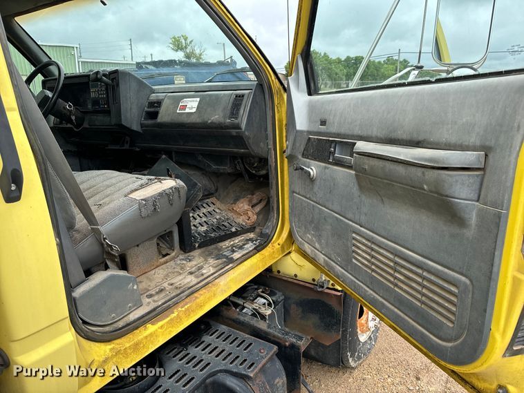 image for item NL9874 1992 GMC TopKick C5500 box truck