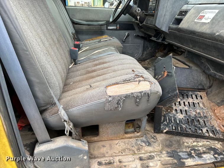 image for item NL9874 1992 GMC TopKick C5500 box truck