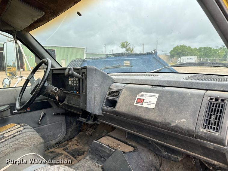 image for item NL9874 1992 GMC TopKick C5500 box truck