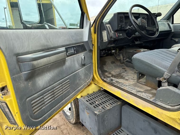 image for item NL9875 1992 GMC TopKick C5500 box truck