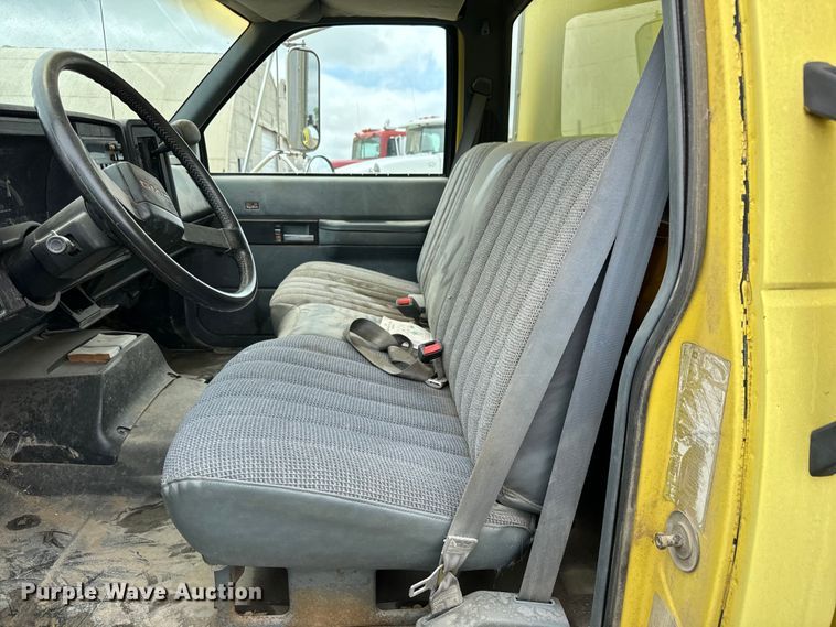 image for item NL9875 1992 GMC TopKick C5500 box truck