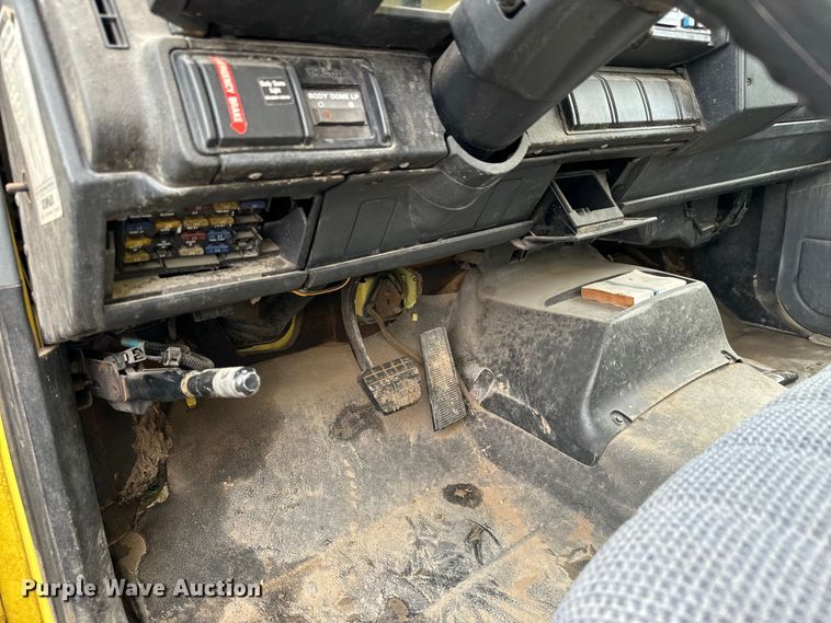 image for item NL9875 1992 GMC TopKick C5500 box truck