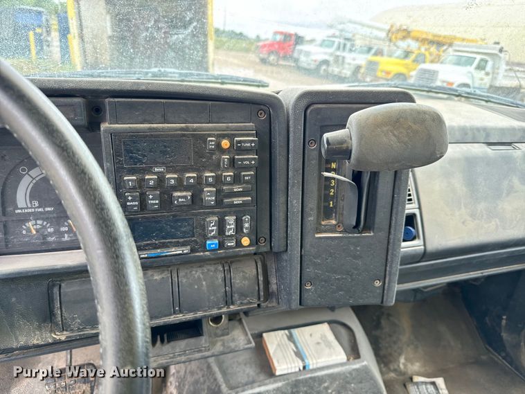 image for item NL9875 1992 GMC TopKick C5500 box truck