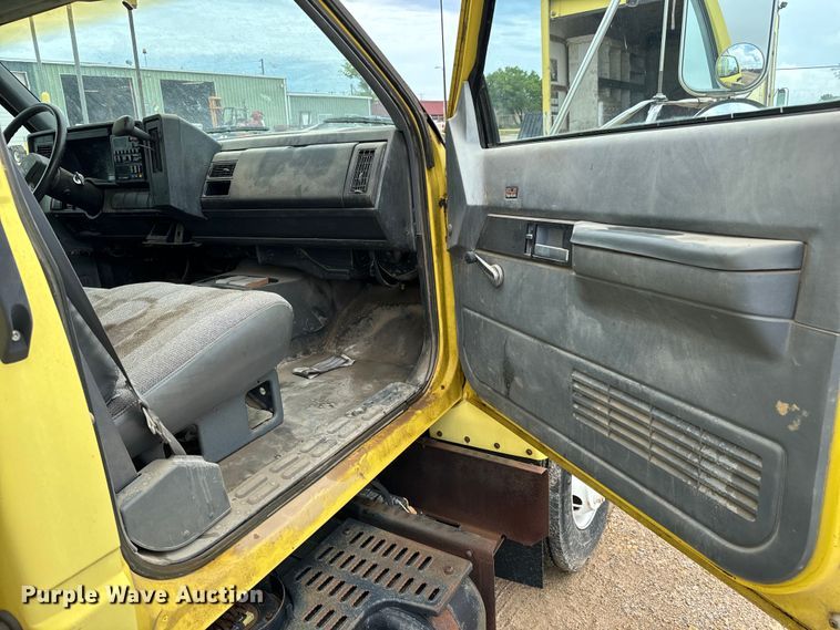 image for item NL9875 1992 GMC TopKick C5500 box truck