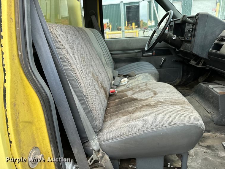 image for item NL9875 1992 GMC TopKick C5500 box truck