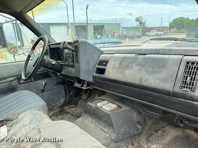 image for item NL9875 1992 GMC TopKick C5500 box truck