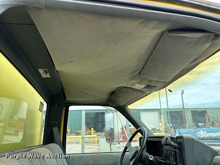 image for item NL9875 1992 GMC TopKick C5500 box truck