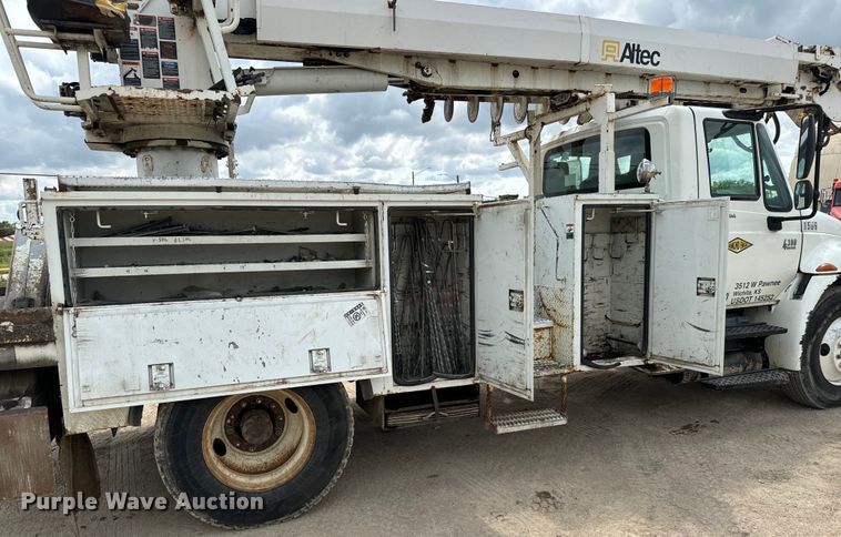 image for item NL9895 2008 International  4300  digger derrick truck