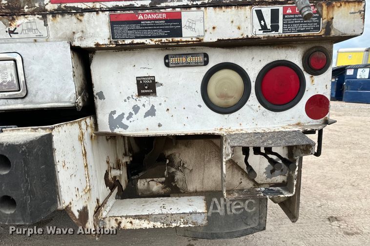 image for item NL9895 2008 International  4300  digger derrick truck