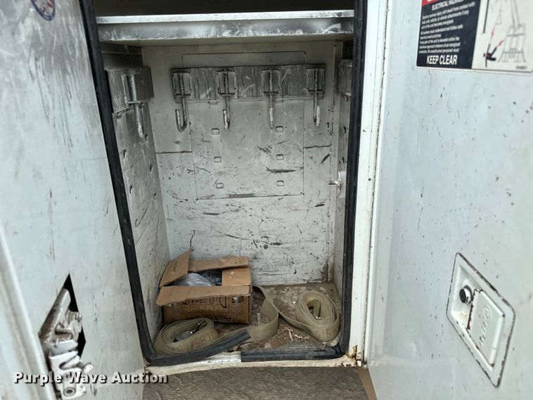 image for item NL9895 2008 International  4300  digger derrick truck