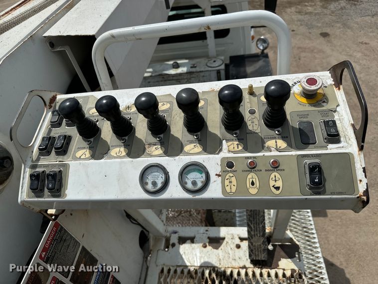 image for item NL9895 2008 International  4300  digger derrick truck