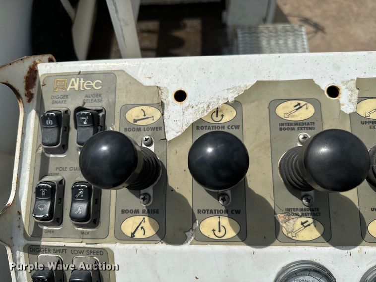 image for item NL9895 2008 International  4300  digger derrick truck