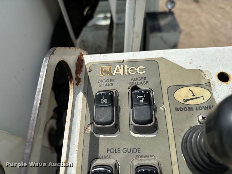 image for item NL9895 2008 International  4300  digger derrick truck