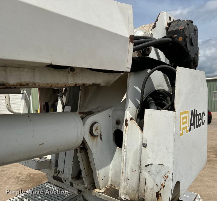 image for item NL9895 2008 International  4300  digger derrick truck