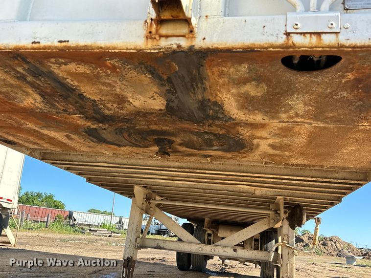 image for item NL9926 1984 Fruehauf FCGX-FL1-28 dry van trailer