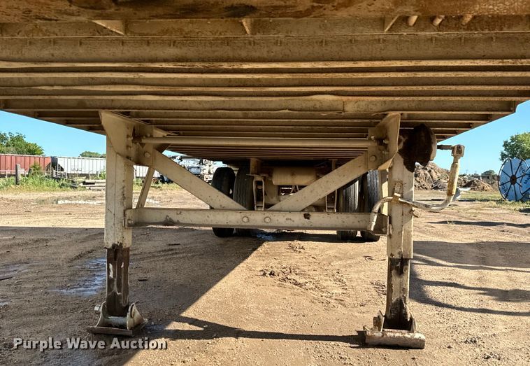 image for item NL9926 1984 Fruehauf FCGX-FL1-28 dry van trailer