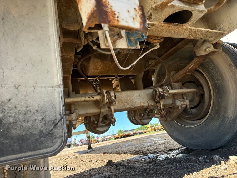 image for item NL9926 1984 Fruehauf FCGX-FL1-28 dry van trailer