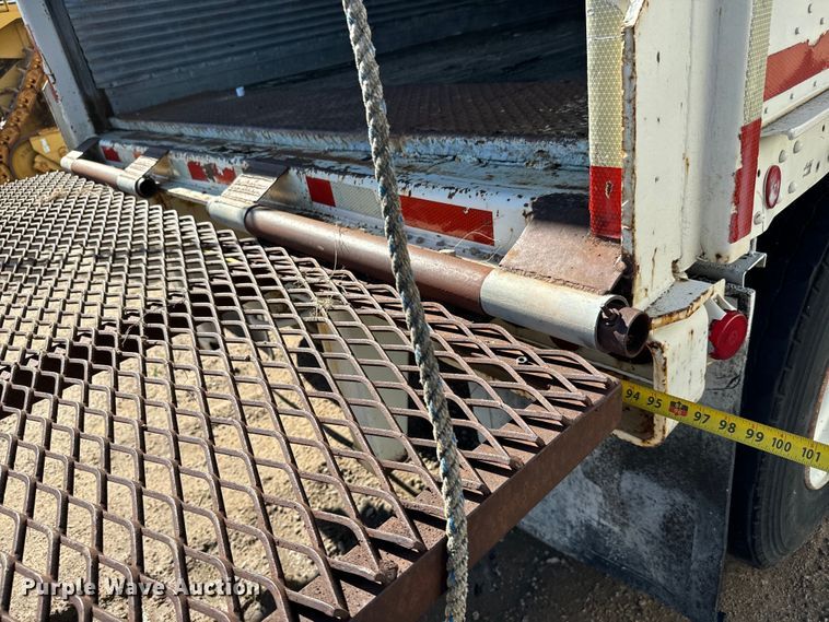 image for item NL9926 1984 Fruehauf FCGX-FL1-28 dry van trailer