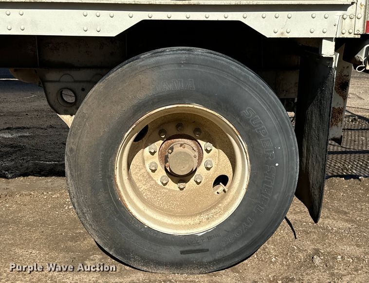 image for item NL9926 1984 Fruehauf FCGX-FL1-28 dry van trailer