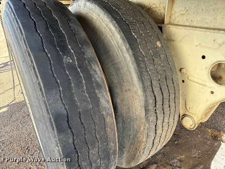 image for item NL9926 1984 Fruehauf FCGX-FL1-28 dry van trailer