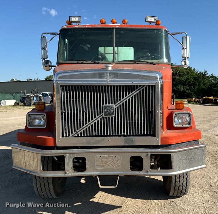 image for item NL9937 1996 Volvo  tank truck