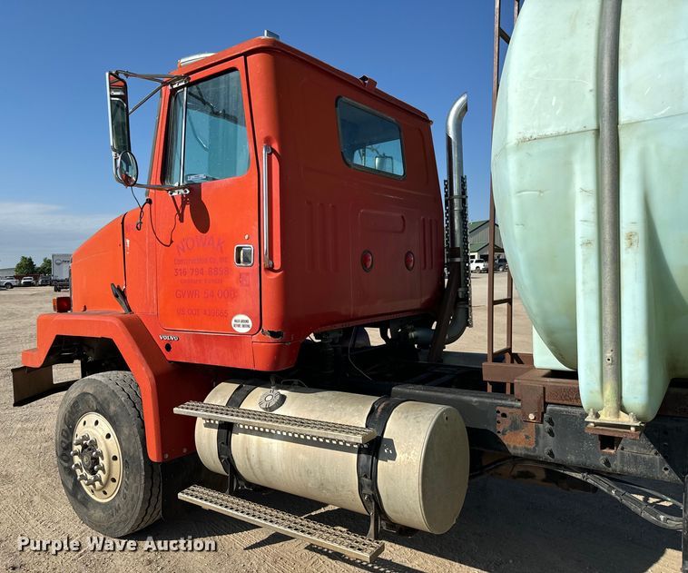 image for item NL9937 1996 Volvo  tank truck
