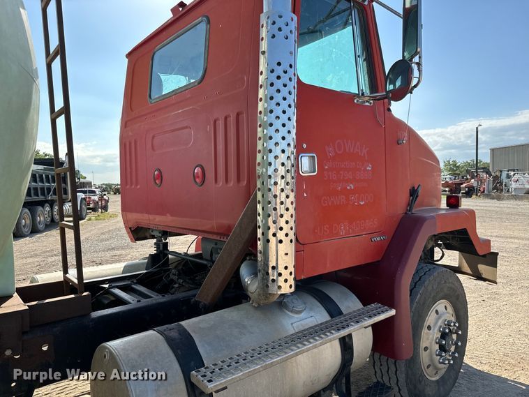 image for item NL9937 1996 Volvo  tank truck