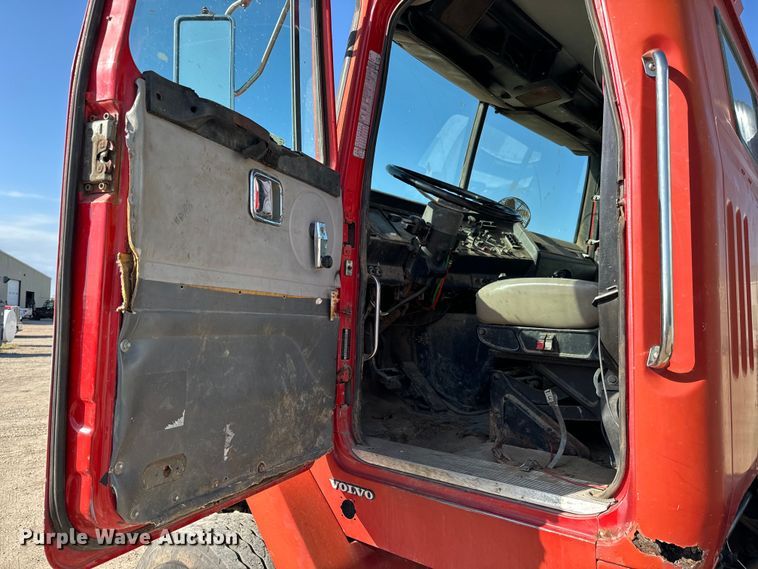 image for item NL9937 1996 Volvo  tank truck