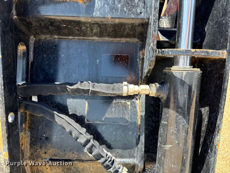 image for item NL9951 Kubota skid steer four-in-one bucket