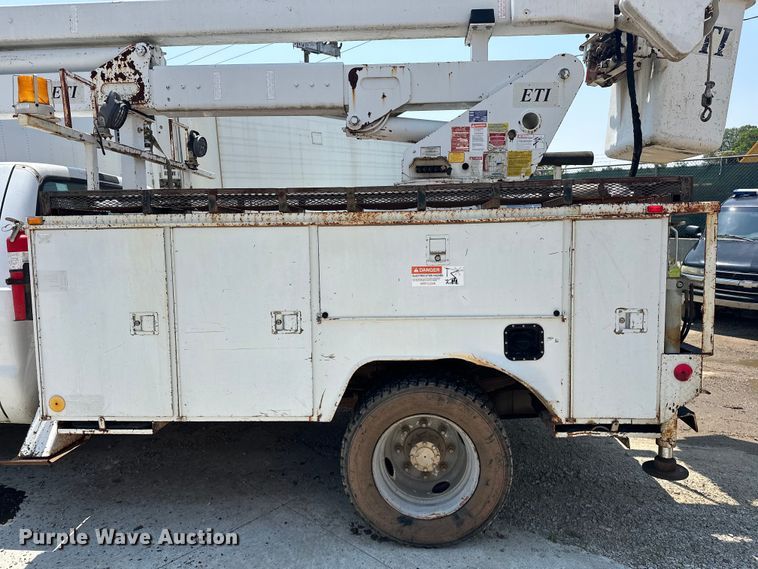 image for item NR9910 2003 Ford F350 Super Duty bucket truck