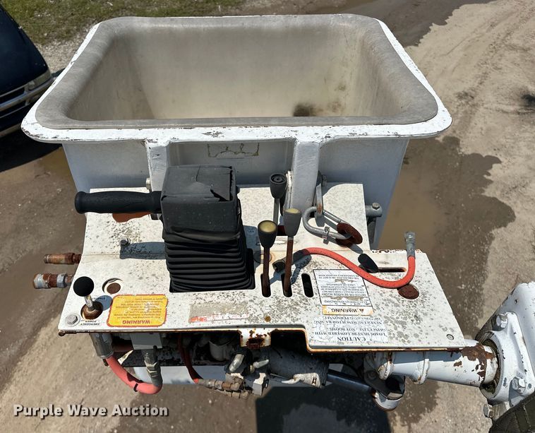 image for item NR9910 2003 Ford F350 Super Duty bucket truck