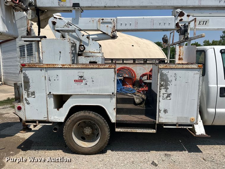 image for item NR9910 2003 Ford F350 Super Duty bucket truck