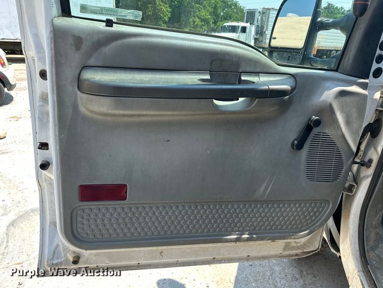 image for item NR9910 2003 Ford F350 Super Duty bucket truck