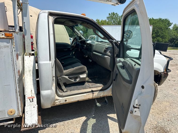 image for item NR9910 2003 Ford F350 Super Duty bucket truck