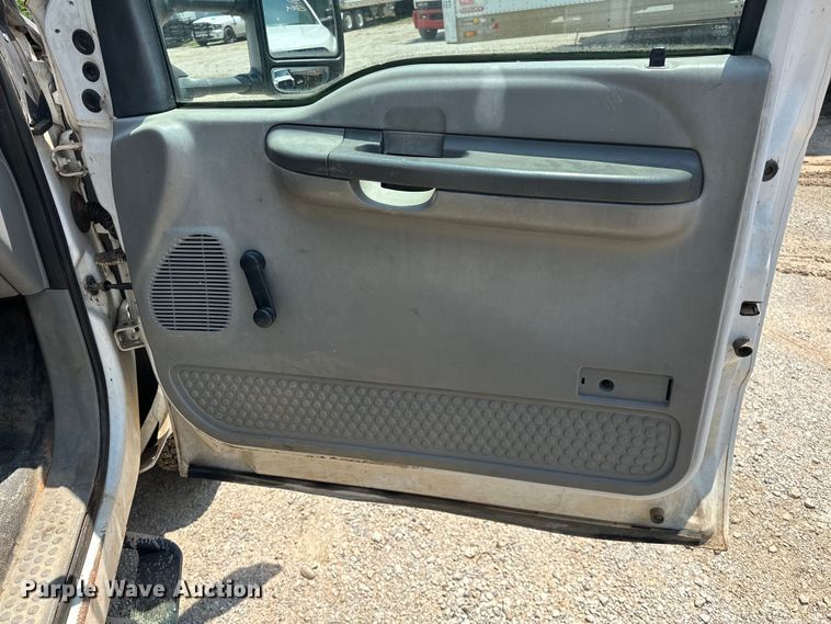 image for item NR9910 2003 Ford F350 Super Duty bucket truck