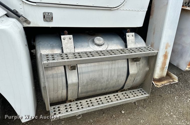 image for item NR9978 1992 Freightliner  FLD crane truck