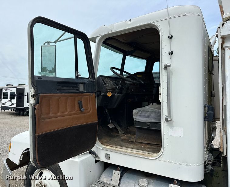 image for item NR9978 1992 Freightliner  FLD crane truck