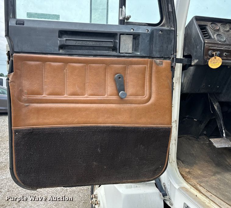 image for item NR9978 1992 Freightliner  FLD crane truck