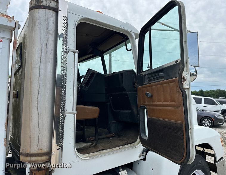 image for item NR9978 1992 Freightliner  FLD crane truck