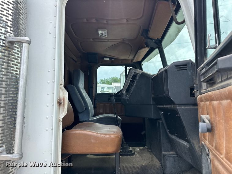 image for item NR9978 1992 Freightliner  FLD crane truck