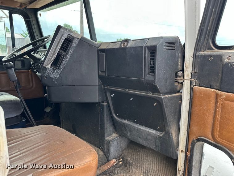 image for item NR9978 1992 Freightliner  FLD crane truck