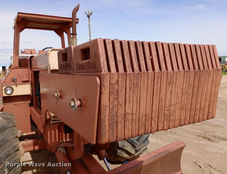 image for item NU9837 1996 Ditch Witch R100J rock saw