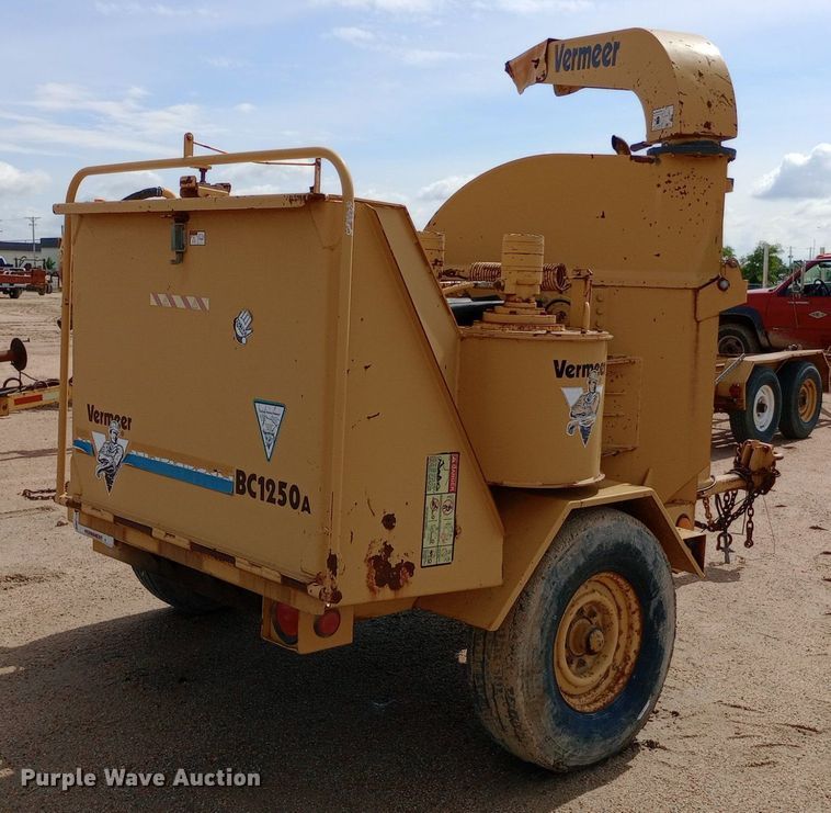 image for item NU9840 1999 Vermeer  BC1250A wood chipper