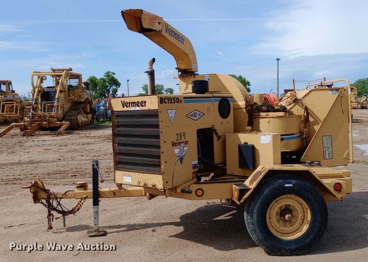 image for item NU9840 1999 Vermeer  BC1250A wood chipper