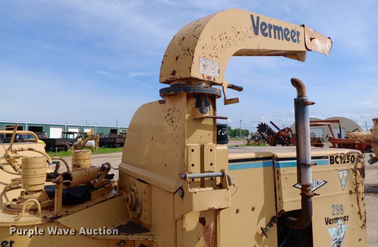 image for item NU9840 1999 Vermeer  BC1250A wood chipper