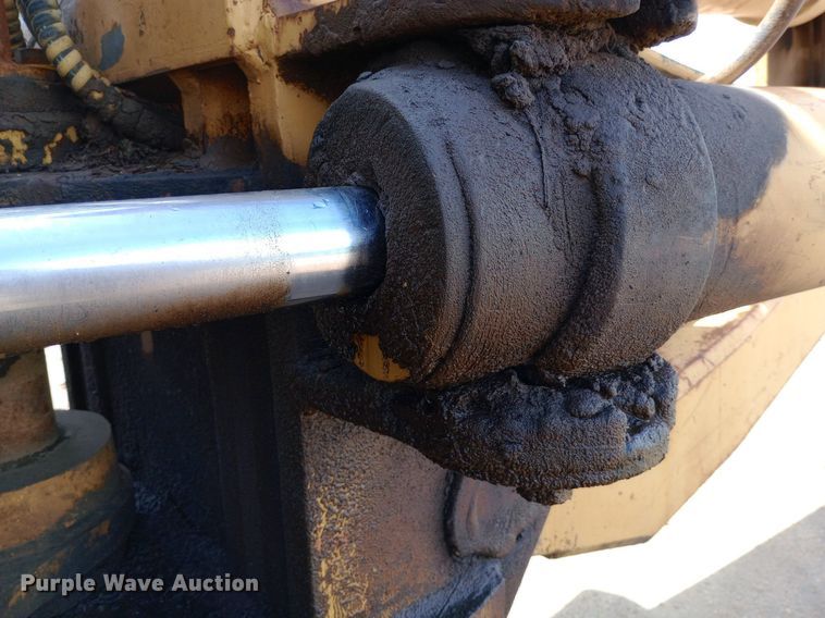 image for item NU9841 1999 Caterpillar D8R cable plow