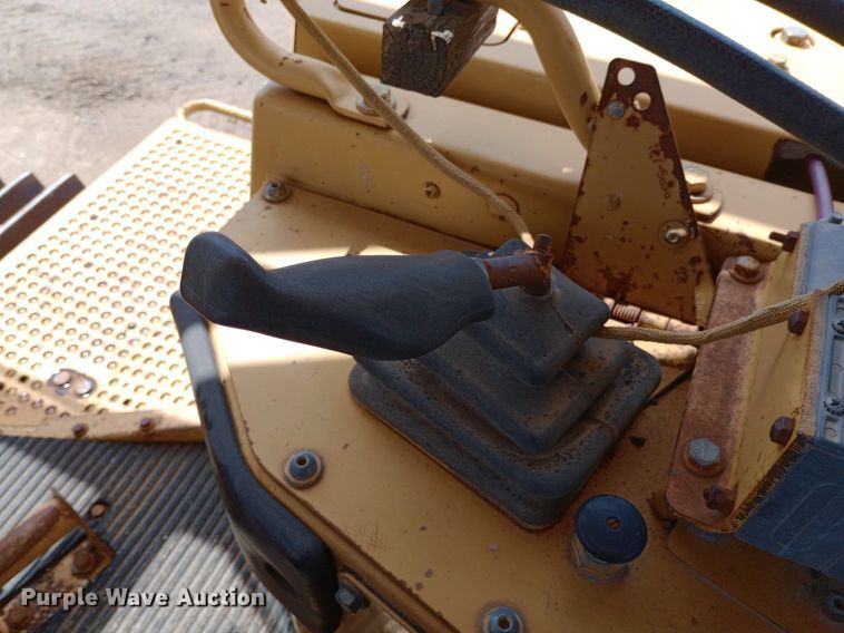 image for item NU9841 1999 Caterpillar D8R cable plow