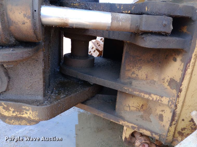 image for item NU9842 2001 Caterpillar D8R cable plow