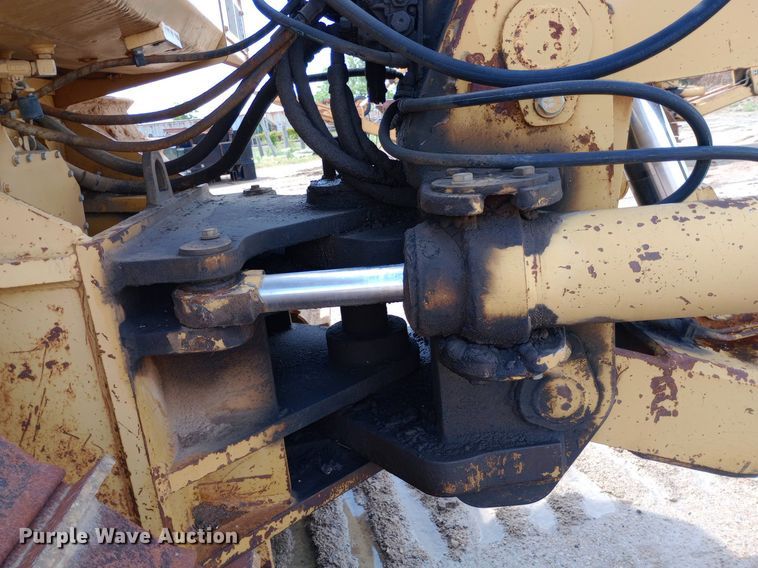 image for item NU9842 2001 Caterpillar D8R cable plow