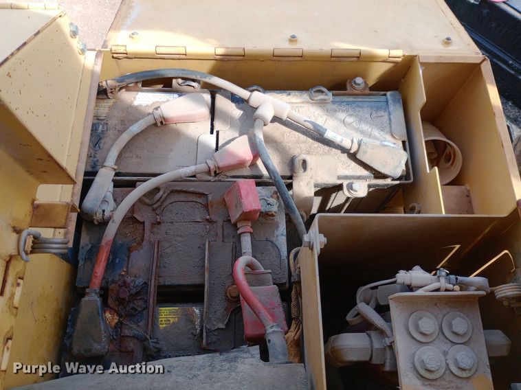 image for item NU9842 2001 Caterpillar D8R cable plow